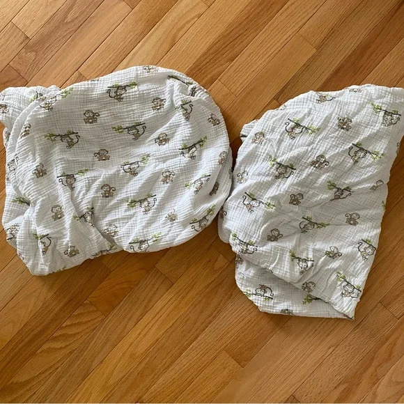 2 Crib Sheets: Happy Monkey Print. Muslin. White and brown, unisex. - Picture 3 of 6